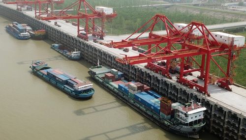 洞庭湖畔綠電涌 智慧物流護清波——岳陽發展清潔電能與綠色運輸服務側記